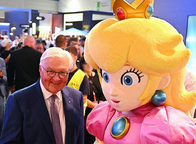 Frank-Walter Steinmeier with a Princess Peach cosplayer at Gamescom 2026.